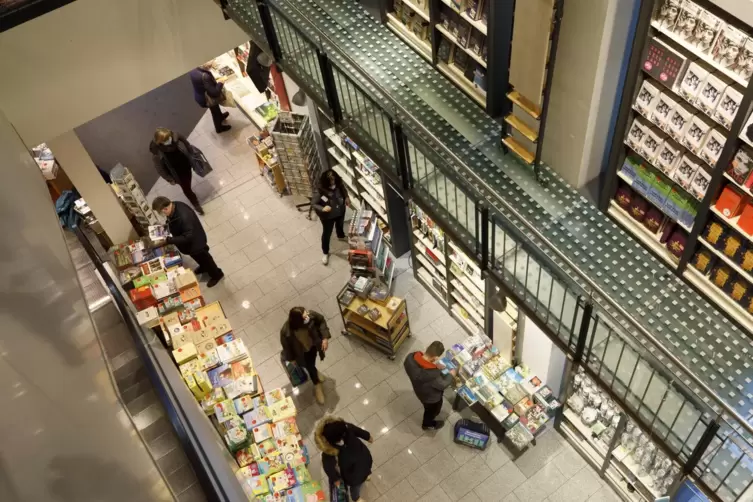 Am Eingang der Buchhandlung Thalia warten 80 Körbchen, sind die alle weg, müssen Kunden warten, bis jemand das Geschäft verlasse