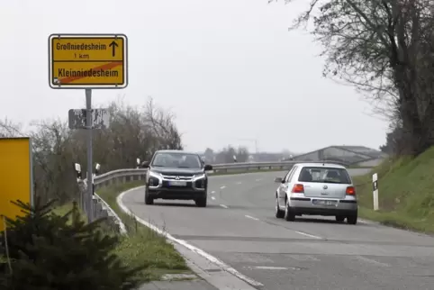 Hier möchte man als Radfahrer ungern die Straße benutzen. Deshalb soll ein Radweg gebaut werden. 