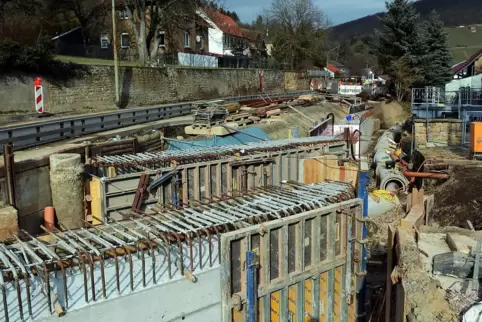 Die Widerlager für die neue Brücke sind bereits hergestellt. 