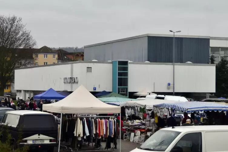 Ein Foto aus Vor-Corona-Zeiten, in denen das alte Homburger Hallenbad noch stand: Auf dem Parkplatz, der hier Teile des Homburge