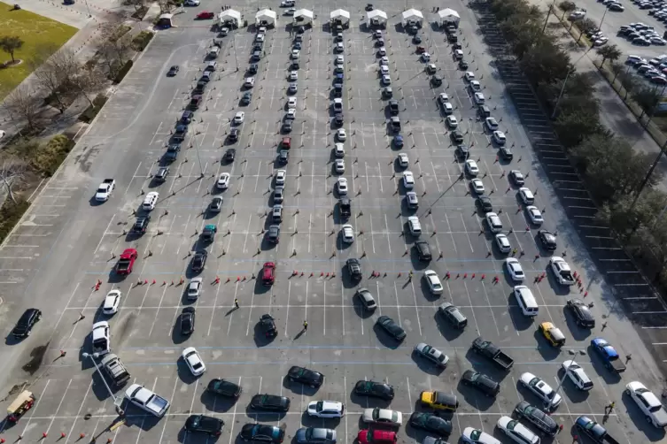 Impf-Stau einmal anders: Auf einem Parkplatz in Houston (Texas) stehen Autofahrer Schlange, um geimpft zu werden.