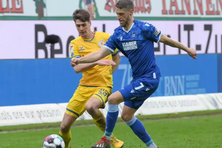 Braunschweigs Danilo Wiebe (links) im Zweikampf mit Karlsruhes Marc Lorenz.