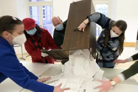 18 Uhr und Schluss: Im Karl-Friedrich-Gymnasium beginnen die Wahlhelfer mit dem Zählen der Stimmzettel. 
