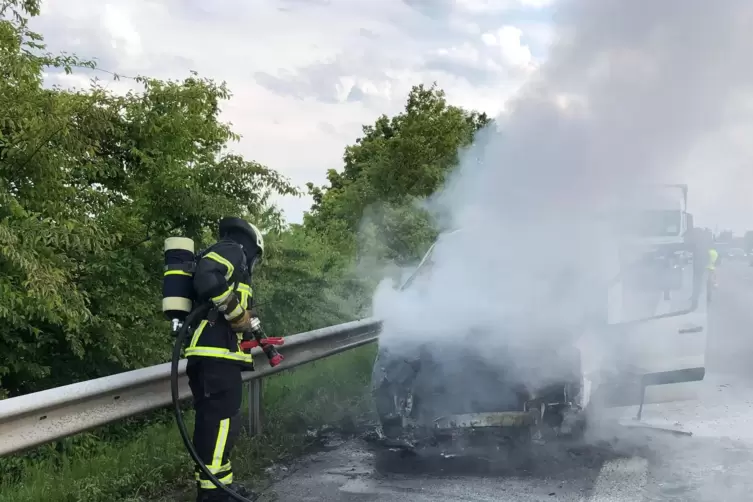 Ein am Straßenrand stehendes Auto soll der Angeklagte angezündet haben..