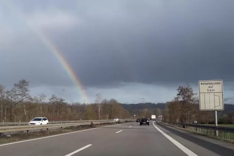 Die Autobahn 8 bei Einöd, hier in Fahrtrichtung Zweibrücken. Gesperrt wird sie am Wochenende in der Gegenrichtung. 