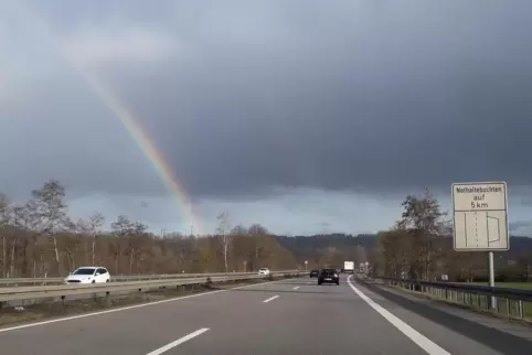 Die Autobahn 8 bei Einöd, hier in Fahrtrichtung Zweibrücken. Gesperrt wird sie am Wochenende in der Gegenrichtung. 