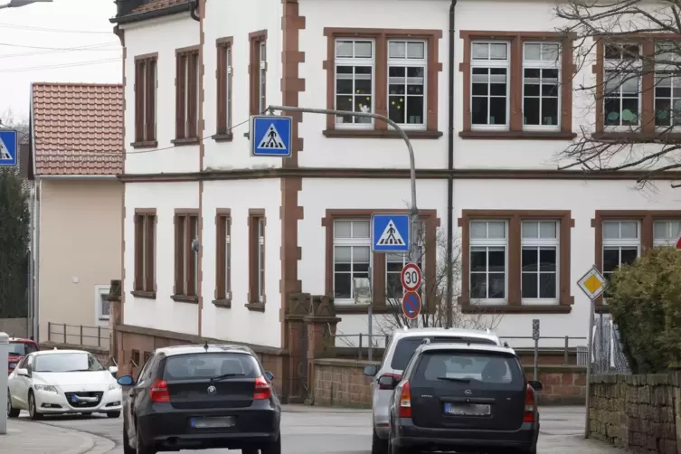 Bedarfsampel an der Grundschule, Einbahnstraßen-Regelung , wo die „Elterntaxis“ halten: Sicherheit war ein großes Thema der Präs