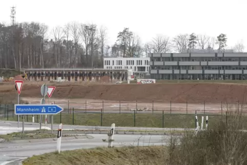 Auf einem Grundstück in der Europaallee, direkt an der A6, soll das neue Porsche-Zentrum gebaut werden.