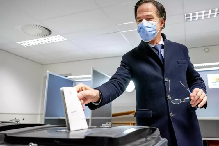 Mark Rutte, hier bei der Stimmabgabe, könnte nun zum vierten Mal Regierungschef der Niederlande werden.