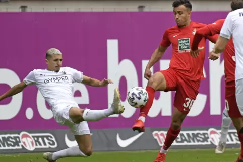 Hat sich eine Schnittwunde am Fuß zugezogen: FCK-Mittelfeldspieler Anas Bakhat (rechts).