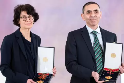 Bundesverdienstkreuz für die Biontech-Gründer Ugur Sahin (rechts) und seine Frau Özlem Türeci 