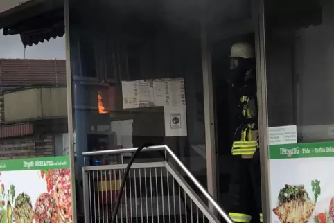 Weil die Fritteuse in Flammen stand, entschied sich die Feuerwehr, statt mit Wasser mit einem Pulverlöscher gegen die Flammen vo