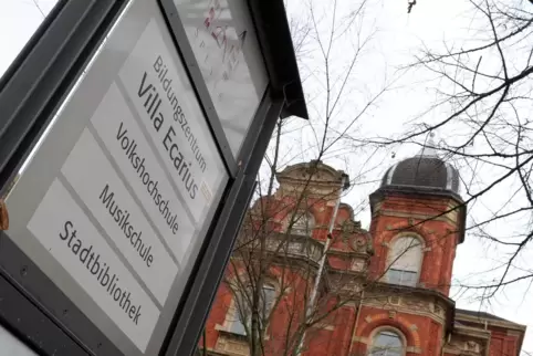 Die Stadtbibliothek: Sie residiert in der Villa Ecarius.