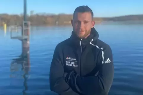 Max Lemke vor dem See in Potsdam, auf dem er sich auf die Olympischen Spiele vorbereitet. 