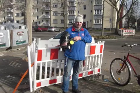 Michael Bauer vor einem der Baulöcher.