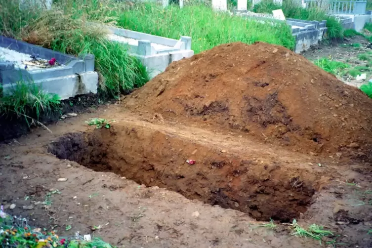 So ein Grab zu schaufeln ist Knochenarbeit. 