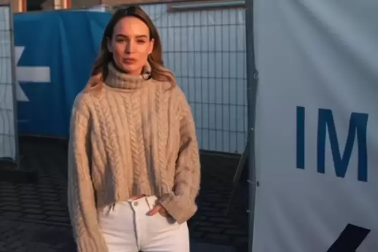 Zeigt in einem vom Rhein-Pfalz-Kreis veröffentlichten Video das Impfzentrum in Schifferstadt: Model Julia Römmelt aus Speyer. 