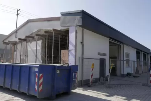 In der früheren Raiffeisen-Werkstatt in der Glanstraße entsteht derzeit ein neues DHL-Zentrum. 