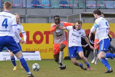 FKP-Sechser Daniel Bohl (2. von rechts) beim Zweikampf mit Elversbergs Torjäger Kevin Koffi. Von links schauen die Pirmasenser K