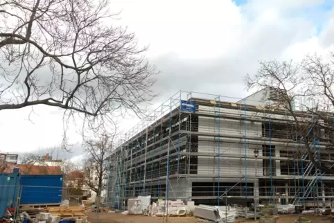 Der gemeinsame Erweiterungsbau von Karolinen-Gymnasium und Pfalzinstitut soll im September fertig sein. 