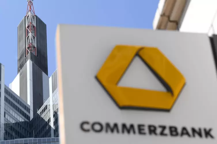 Die Anzahl der Vollzeitstellen will die Commerzbank bis Ende 2024 von knapp 40.000 auf 32.000 zusammenstreichen. 