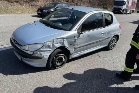 Das Unfallfahrzeug am Fahrbahnrand der Autobahn 8.