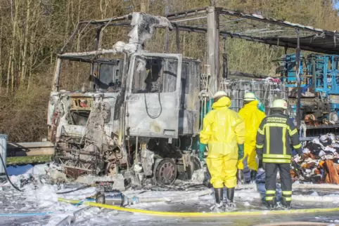  Der Lkw brannte komplett aus, auch die Ladung wurde in Mitleidenschaft gezogen.