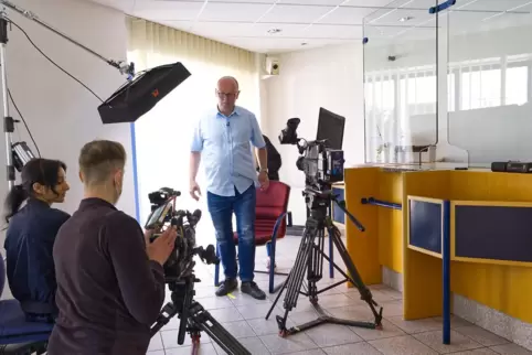 Die Bankfiliale hat seit Ostern 2018 geschlossen. Das Foto zeigt Redakteurin Asa Starke (links) vor dem Interview mit dem Bankan