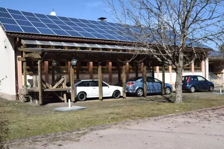 Bänke und Tische sind gestapelt, die Überdachung dient derzeit als Carport. Eine Öffnung des Außenbereichs wäre für die Wirtin d