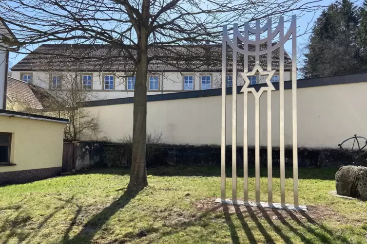 Die Menora-Skulptur des Künstlers Gottfried Bräunling steht nun mitten in Steinbach, nahe des Jüdischen Museums. Die Edelstahlko