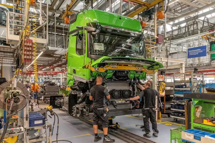 „Hochzeit“ – das Fahrerhaus wird auf das Fahrgestell gesetzt – noch mit Dieselmotor: Angesichts der bevorstehenden Veränderungen