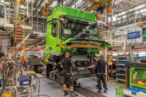 „Hochzeit“ – das Fahrerhaus wird auf das Fahrgestell gesetzt – noch mit Dieselmotor: Angesichts der bevorstehenden Veränderungen