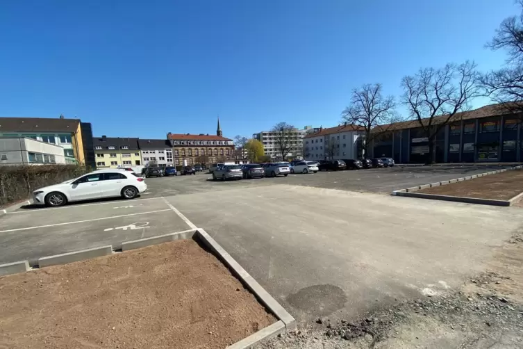 Die Zufahrt zum Parkplatz befindet sich in der Luitpoldstraße; gleich links erkennt man die beiden Behindertenparkplätze.