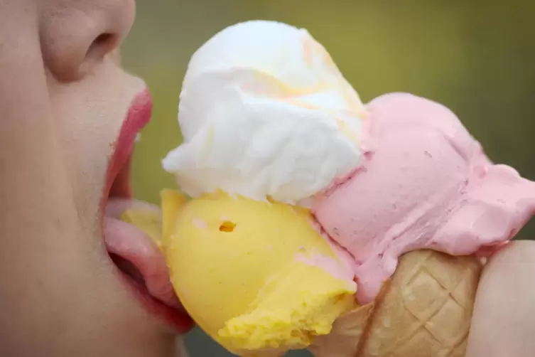 In der Speyerer Innenstadt bis auf Weiteres verboten: Eisschlecken. Aufgrund hoher Corona-Zahlen gilt dort die Maskenpflicht.