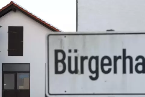 Das alte Feuerwehrhaus soll zu einer Toilettenanlage für das Bürgerhaus umgebaut werden. 