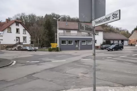 An dieser Kreuzung in Niederkirchen wird nach den Feiertagen ein provisorischer Kreisverkehr mit überfahrbarer Mittelinsel einge