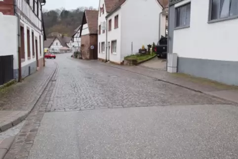 Die Bundenthaler Hauptstraße vor dem Ausbau. Auf den Pflastersteinen machen Autos viel mehr Lärm als auf dem angrenzenden Asphal