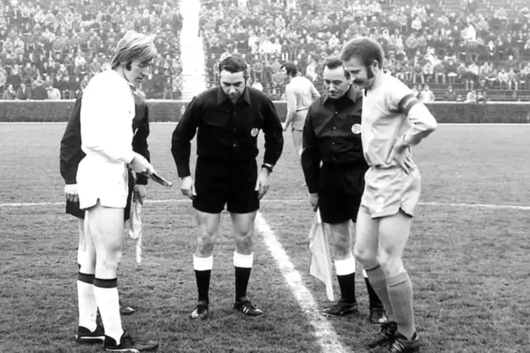 Roland „Cherry“ Kirsch vom SV Alsenborn (rechts) beim DFB-Pokalspiel gegen Borussia Mönchengladbach, im Bild mit Günter Netzer. 