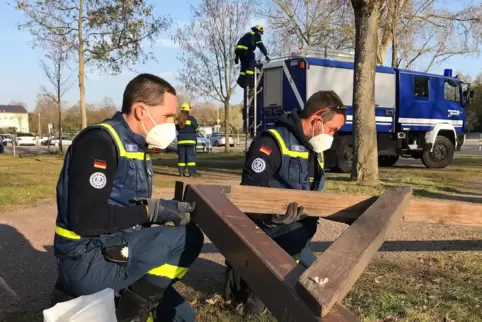 Donnerstagabend am Festplatz: Angehörige des Technischen Hilfswerks bauen eine Teststation auf.