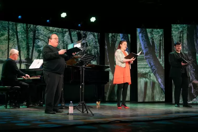 Volker Christ, Maurice Croissant, Carla Hussong und Robert Reichinek (v. li.) laden zum Mitsingen ein.