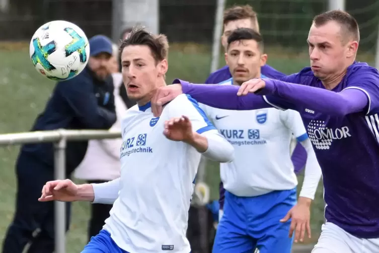 Kevin Schwehm, bedrängt von Niklas Holzweißig (rechts). Das Bild stammt aus der Saison 2018/2019. 