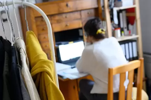 Nicht bei allen Tätigkeiten im Öffentlichen Dienst, bei denen eine Arbeit im Homeoffice grundsätzlich möglich wäre, sind dafür a