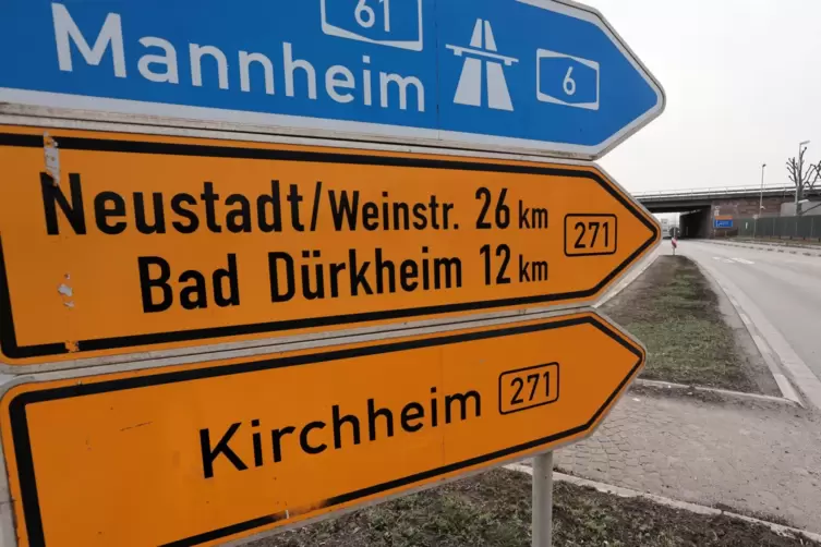 Am Grünstadter Autobahn-Kreisel weist nichts auf ein Lkw-Durchfahrtsverbot hin. Weiter hinten an der Nordseite der A6-Unterführu