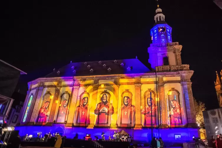 Die zum Wormser Marktplatz hin ausgerichteten Kirchenfenster der Dreifaltigkeitskirche werden in der Inszenierung zur riesigen L