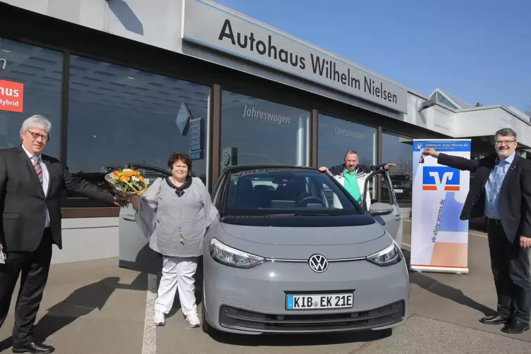  Gewinnübergabe im Autohaus Nielsen. Von links: Hanno Waltgenbach, Erika und Claus Klag, Sven Nielsen. 