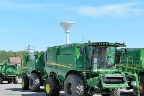 John Deere transportiert seine großen Erntemaschinen wie diese Feldhäcksler bisher mit Lastern, die zuweilen als überbreite Schw