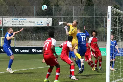 Nicht zu überwinden: Torhüter Mark Flekken (in Gelb). Der Niederländer, der für Freiburg auch schon elfmal in der Bundesliga zwi