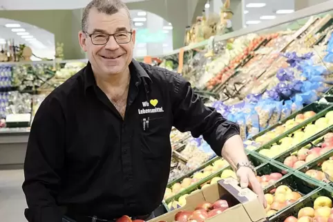 Wegen der nächtlichen Ausgangssperre schließt Edeka-Kaufmann Dieter Ernst seinen Markt im Zweibrücker Hilgardcenter ab Donnersta