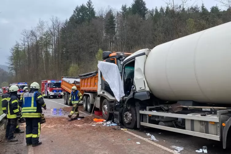 Die B48 ist bei Wernersberg (nahe Annweiler) ist nach einem Unfall gesperrt. 