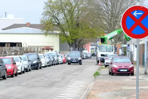 Autos und Lastwagen können laut Stadt in der Luitpoldstraße nur schwer aneinander vorbeifahren.